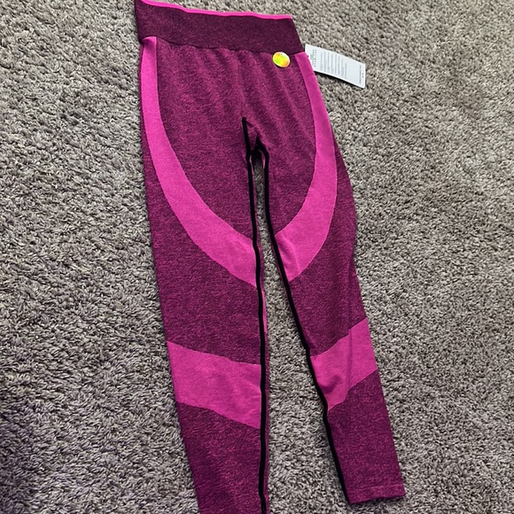 2 PAIRS PINK SEAMLESS LEGGINGS 🖤 🩷 - Picture 7 of 9